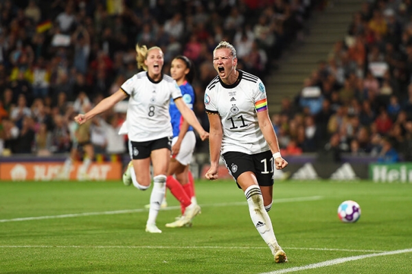 Женский футбол уходит от мужского – и становится сильнее. Он все привлекательнее для инвесторов и нравится подросткам Женский футбол уходит от мужского – и становится сильнее. Он все привлекательнее для инвесторов и нравится подросткам