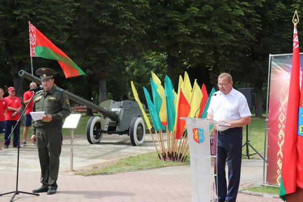 Хоккеистов и футболистов в Лиде с угрозами уволить согнали на выставку пушек &ndash; чиновник врал о &laquo;зле&raquo; из Беларуси в войну, а боссы ныли о санкциях (хотя им-то что)