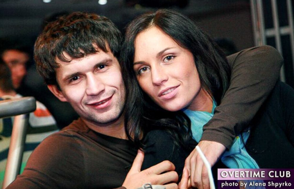 Девушка с билборда, «королева танцполов», официантки – какими были жены беларусских футболистов, когда знакомились с ними Девушка с билборда, «королева танцполов», официантки – какими были жены беларусских футболистов, когда знакомились с ними