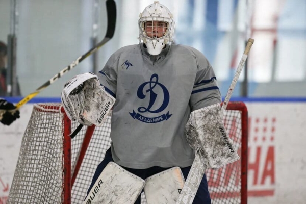 На драфт НХЛ попал всего один беларус: выбрали последним, в детстве сыграл за Россию, но вернулся ради ЧМ, обменяли в минское «Динамо» на сына гендира