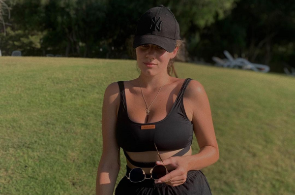 Много фото в купальниках (но есть и пара скромниц), отличная фигура после родов и тайна чемпиона. Как выглядят жены и подруги молодых топов белфутбола и хоккея Много фото в купальниках (но есть и пара скромниц), отличная фигура после родов и тайна чемпиона. Как выглядят жены и подруги молодых топов белфутбола и хоккея