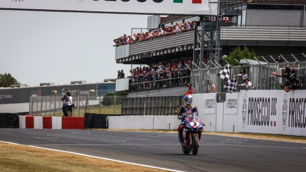 Першы хэт-трык чэмпіёна. Топрак Разгатліоглу дамінаваў на этапе сусветнага Супербайка ў Донінгтане Першы хэт-трык чэмпіёна. Топрак Разгатліоглу дамінаваў на этапе сусветнага Супербайка ў Донінгтане