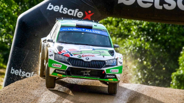 Новы лятучы фін. Кале Раванпэра наблізіўся да чэмпіёнскага тытулу, атрымаўшы перамогу на Ралі Эстонія Новы лятучы фін. Кале Раванпэра наблізіўся да чэмпіёнскага тытулу, атрымаўшы перамогу на Ралі Эстонія