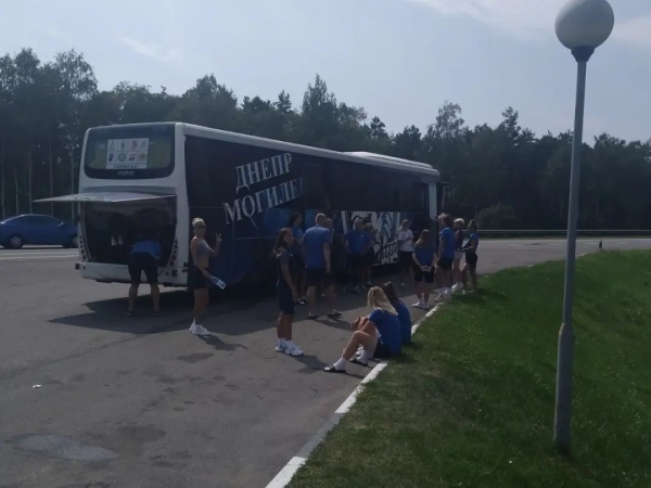 Женская команда &laquo;Днепра&raquo; занялась автостопом, чтобы добраться на матч в Брест &ndash; к стартовому свистку все-таки успели и даже крупно победили