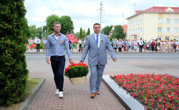 Капский и Глеб, красно-зеленые декорации, пинание мяча в туфлях &ndash; с каким же агропафосом при Базанове открывают футбольные поля! 