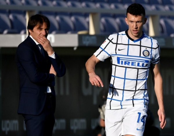 Чтобы Конте остался, «Тоттенхэм» дал ему 150 млн на трансферы. Из 6 новичков (включая Ришарлисона за 50 млн) ни у одного нет твердого места в основе Чтобы Конте остался, «Тоттенхэм» дал ему 150 млн на трансферы. Из 6 новичков (включая Ришарлисона за 50 млн) ни у одного нет твердого места в основе