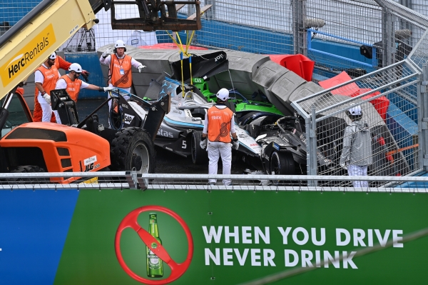 Аварыі, дрыфт і перамогі тых, ад каго іх не чакалі. Этапы Формулы Е ў Нью-Йорку выдаліся нязвычна падзейнымі Аварыі, дрыфт і перамогі тых, ад каго іх не чакалі. Этапы Формулы Е ў Нью-Йорку выдаліся нязвычна падзейнымі