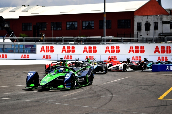 Аварыі, дрыфт і перамогі тых, ад каго іх не чакалі. Этапы Формулы Е ў Нью-Йорку выдаліся нязвычна падзейнымі Аварыі, дрыфт і перамогі тых, ад каго іх не чакалі. Этапы Формулы Е ў Нью-Йорку выдаліся нязвычна падзейнымі