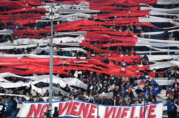 Суарес возвращается в «Насьональ» из Монтевидео спустя 16 лет. Фанаты зазывали Луиса 15 тысячами картонных масок Суарес возвращается в «Насьональ» из Монтевидео спустя 16 лет. Фанаты зазывали Луиса 15 тысячами картонных масок