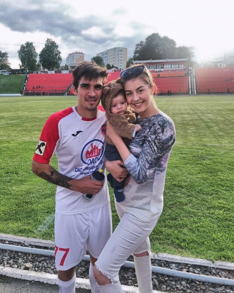 Украинец, бывший одним из лидеров «Славии», спешно покинул Беларусь, но не из-за войны – наделал долгов, развелся с женой и просто пропал где-то в Луганске Украинец, бывший одним из лидеров «Славии», спешно покинул Беларусь, но не из-за войны – наделал долгов, развелся с женой и просто пропал где-то в Луганске