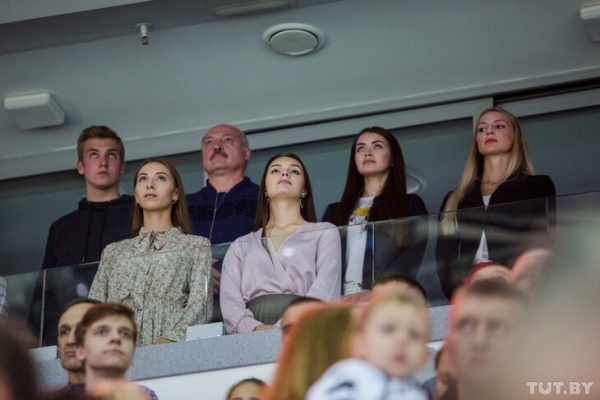 Як ходзіць на арэну нармалёвы прэзідэнт у Літве і як ходзіць Лукашэнка – проста шакавальная розніца. Тлумачыць чалавек, які глядзеў матчы з абаімі