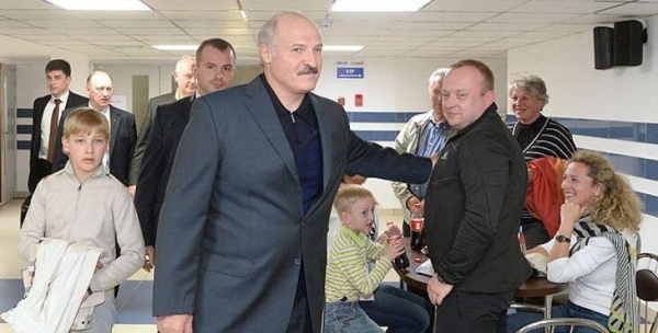 Як ходзіць на арэну нармалёвы прэзідэнт у Літве і як ходзіць Лукашэнка – проста шакавальная розніца. Тлумачыць чалавек, які глядзеў матчы з абаімі