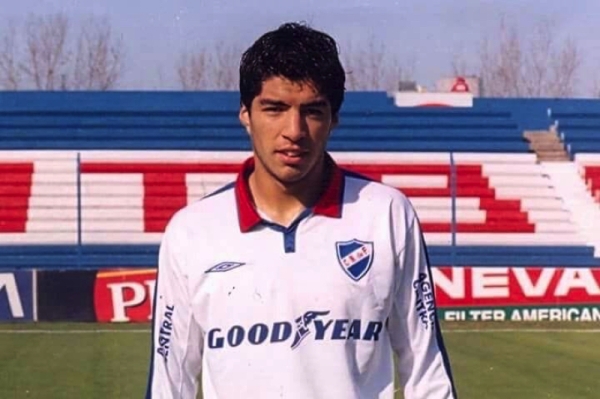 Суарес возвращается в «Насьональ» из Монтевидео спустя 16 лет. Фанаты зазывали Луиса 15 тысячами картонных масок Суарес возвращается в «Насьональ» из Монтевидео спустя 16 лет. Фанаты зазывали Луиса 15 тысячами картонных масок