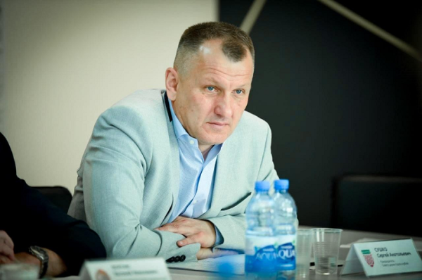 Хоккейное &laquo;Динамо&raquo; поздравило Лукашенко с ДР сразу всем коллективом. На офис клуба трудятся охочая до вина, любитель раздеться, тромбонист и другие