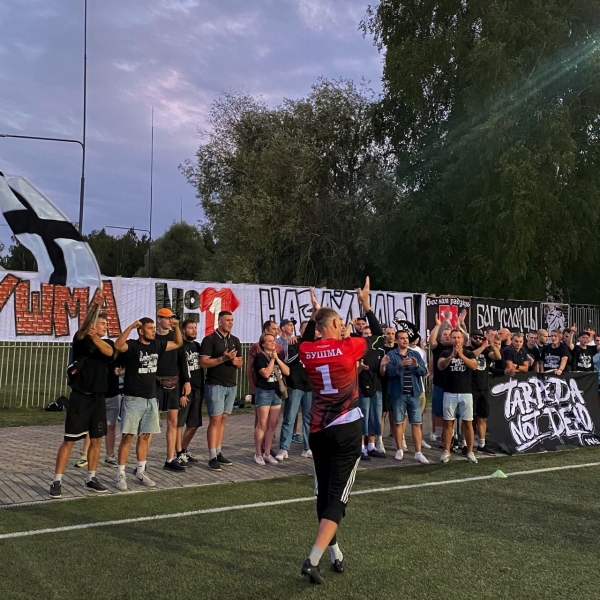 Фанаты «Торпедо-БелАЗ» сделали то, чего не смогли сделать в клубе – красиво попрощались с человеком, ставшим футбольной легендой Жодино Фанаты «Торпедо-БелАЗ» сделали то, чего не смогли сделать в клубе – красиво попрощались с человеком, ставшим футбольной легендой Жодино