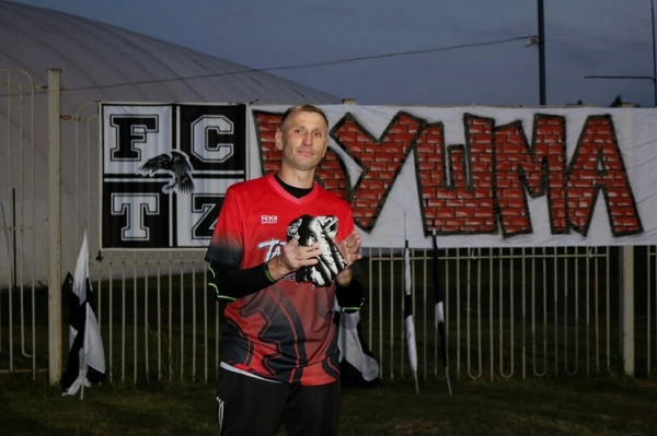 Фанаты «Торпедо-БелАЗ» сделали то, чего не смогли сделать в клубе – красиво попрощались с человеком, ставшим футбольной легендой Жодино Фанаты «Торпедо-БелАЗ» сделали то, чего не смогли сделать в клубе – красиво попрощались с человеком, ставшим футбольной легендой Жодино