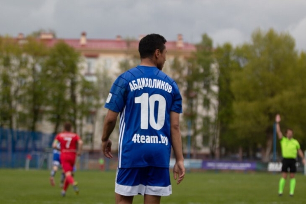 Абдихоликов рвет высшую лигу, но только потому, что уровень футбола в Беларуси рухнул. В &laquo;Энергетике&raquo; считают, что Умаров и Яхшибоев были круче