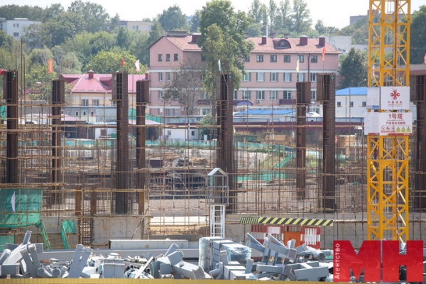 Разное.  Бассейн международного стандарта в Минске возводят в форме 5 ромбов — отсылка к элементам белорусского орнамента
 