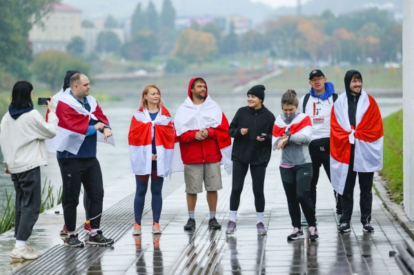 Беларусы па ўсім свете ўдарна правялі Дзень спартыўнай салідарнасці: падтрымалі Хамутоўскага, збіралі грошы палітвязням, Сныціна гуляла ў футбол