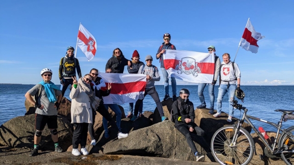 Беларусы па ўсім свете ўдарна правялі Дзень спартыўнай салідарнасці: падтрымалі Хамутоўскага, збіралі грошы палітвязням, Сныціна гуляла ў футбол