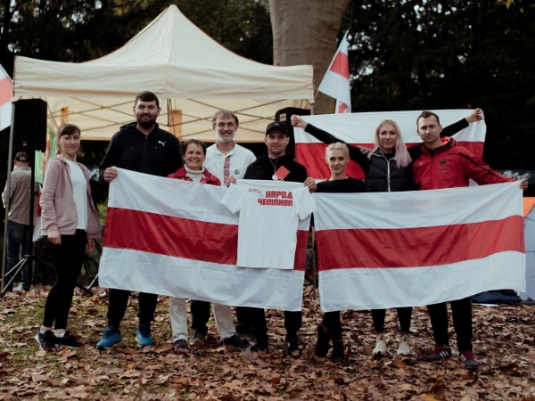 Беларусы па ўсім свете ўдарна правялі Дзень спартыўнай салідарнасці: падтрымалі Хамутоўскага, збіралі грошы палітвязням, Сныціна гуляла ў футбол