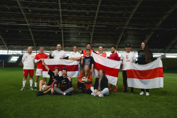 Беларусы па ўсім свете ўдарна правялі Дзень спартыўнай салідарнасці: падтрымалі Хамутоўскага, збіралі грошы палітвязням, Сныціна гуляла ў футбол