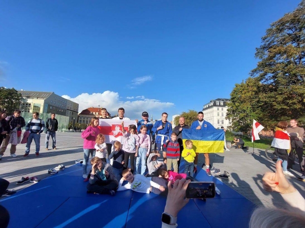 Беларусы па ўсім свете ўдарна правялі Дзень спартыўнай салідарнасці: падтрымалі Хамутоўскага, збіралі грошы палітвязням, Сныціна гуляла ў футбол