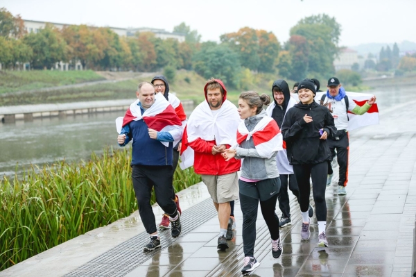 Беларусы па ўсім свете ўдарна правялі Дзень спартыўнай салідарнасці: падтрымалі Хамутоўскага, збіралі грошы палітвязням, Сныціна гуляла ў футбол