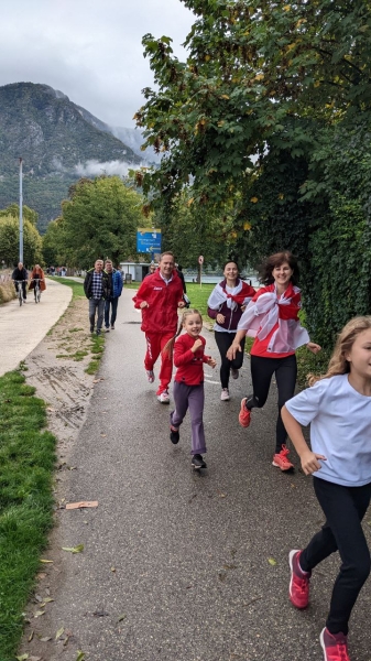 Беларусы па ўсім свете ўдарна правялі Дзень спартыўнай салідарнасці: падтрымалі Хамутоўскага, збіралі грошы палітвязням, Сныціна гуляла ў футбол