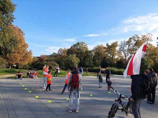 Беларусы па ўсім свете ўдарна правялі Дзень спартыўнай салідарнасці: падтрымалі Хамутоўскага, збіралі грошы палітвязням, Сныціна гуляла ў футбол