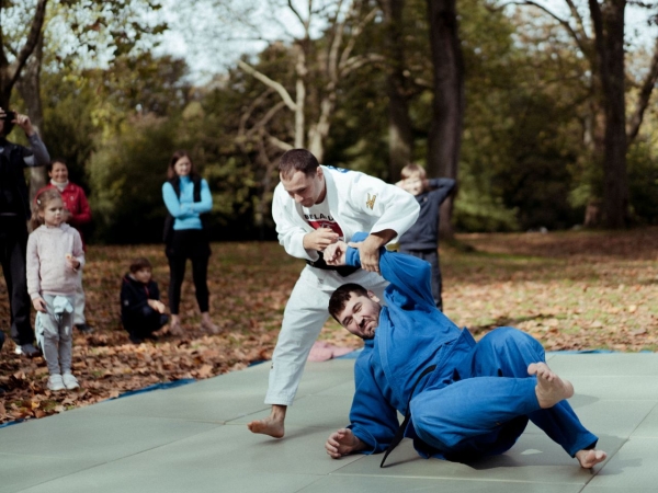 Беларусы па ўсім свете ўдарна правялі Дзень спартыўнай салідарнасці: падтрымалі Хамутоўскага, збіралі грошы палітвязням, Сныціна гуляла ў футбол