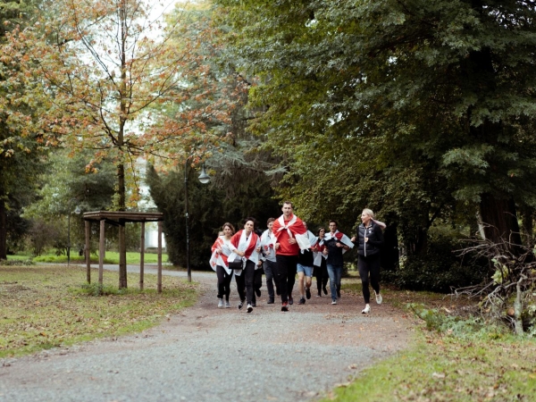 Беларусы па ўсім свете ўдарна правялі Дзень спартыўнай салідарнасці: падтрымалі Хамутоўскага, збіралі грошы палітвязням, Сныціна гуляла ў футбол