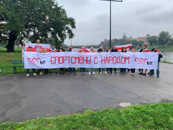 Беларусы па ўсім свете ўдарна правялі Дзень спартыўнай салідарнасці: падтрымалі Хамутоўскага, збіралі грошы палітвязням, Сныціна гуляла ў футбол