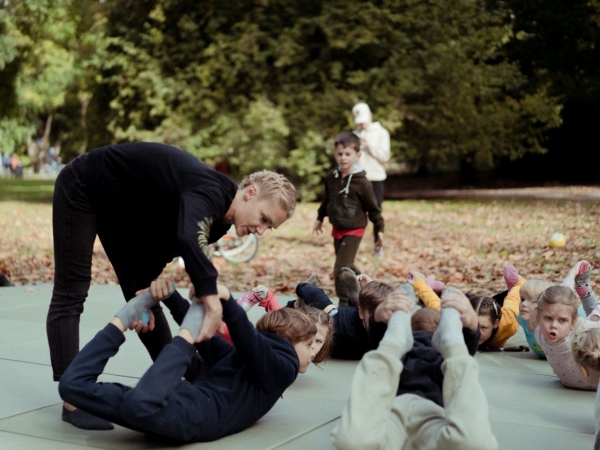 Беларусы па ўсім свете ўдарна правялі Дзень спартыўнай салідарнасці: падтрымалі Хамутоўскага, збіралі грошы палітвязням, Сныціна гуляла ў футбол