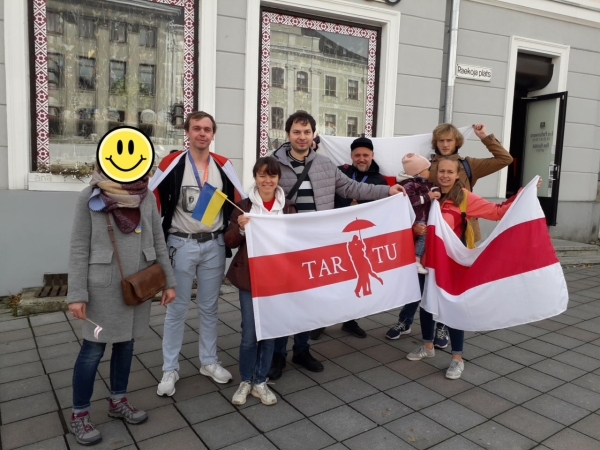 Беларусы па ўсім свете ўдарна правялі Дзень спартыўнай салідарнасці: падтрымалі Хамутоўскага, збіралі грошы палітвязням, Сныціна гуляла ў футбол