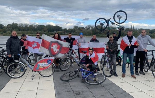 Беларусы па ўсім свете ўдарна правялі Дзень спартыўнай салідарнасці: падтрымалі Хамутоўскага, збіралі грошы палітвязням, Сныціна гуляла ў футбол