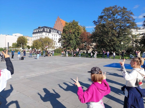 Беларусы па ўсім свете ўдарна правялі Дзень спартыўнай салідарнасці: падтрымалі Хамутоўскага, збіралі грошы палітвязням, Сныціна гуляла ў футбол