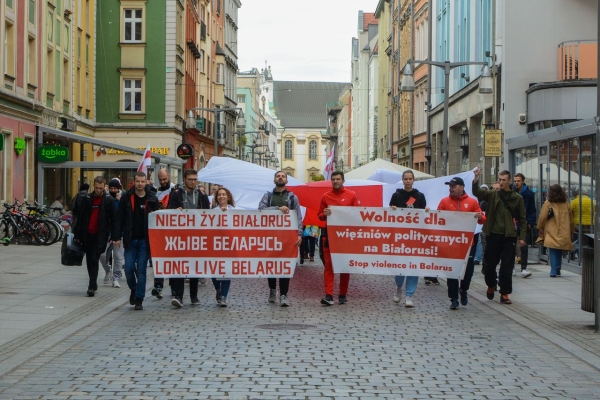 Беларусы па ўсім свете ўдарна правялі Дзень спартыўнай салідарнасці: падтрымалі Хамутоўскага, збіралі грошы палітвязням, Сныціна гуляла ў футбол