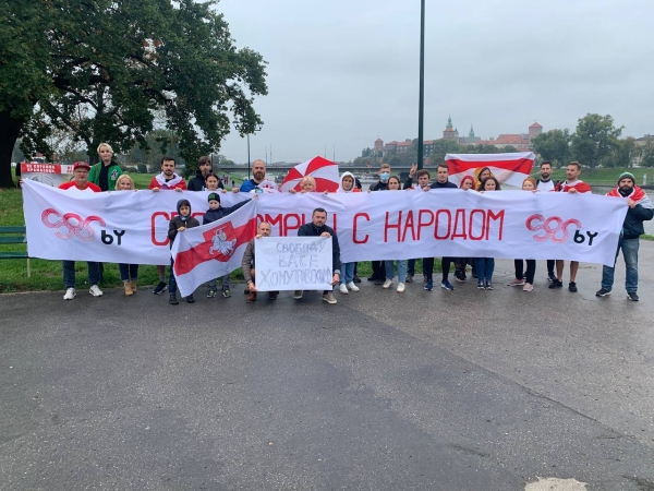 Беларусы па ўсім свете ўдарна правялі Дзень спартыўнай салідарнасці: падтрымалі Хамутоўскага, збіралі грошы палітвязням, Сныціна гуляла ў футбол