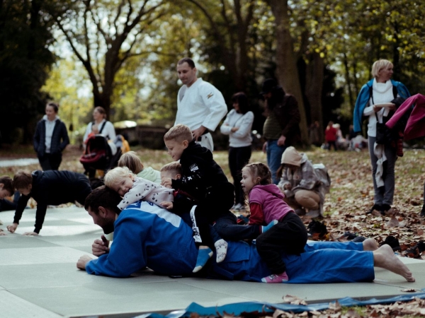 Беларусы па ўсім свете ўдарна правялі Дзень спартыўнай салідарнасці: падтрымалі Хамутоўскага, збіралі грошы палітвязням, Сныціна гуляла ў футбол