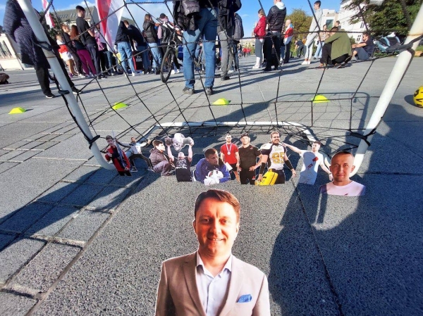 Беларусы па ўсім свете ўдарна правялі Дзень спартыўнай салідарнасці: падтрымалі Хамутоўскага, збіралі грошы палітвязням, Сныціна гуляла ў футбол