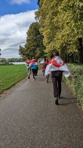 Беларусы па ўсім свете ўдарна правялі Дзень спартыўнай салідарнасці: падтрымалі Хамутоўскага, збіралі грошы палітвязням, Сныціна гуляла ў футбол