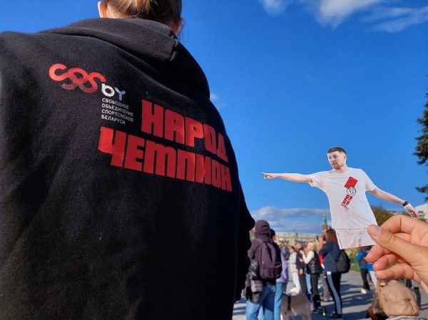 Беларусы па ўсім свете ўдарна правялі Дзень спартыўнай салідарнасці: падтрымалі Хамутоўскага, збіралі грошы палітвязням, Сныціна гуляла ў футбол