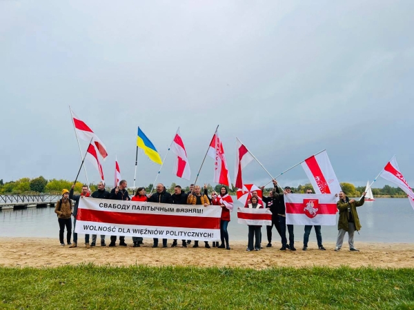 Беларусы па ўсім свете ўдарна правялі Дзень спартыўнай салідарнасці: падтрымалі Хамутоўскага, збіралі грошы палітвязням, Сныціна гуляла ў футбол