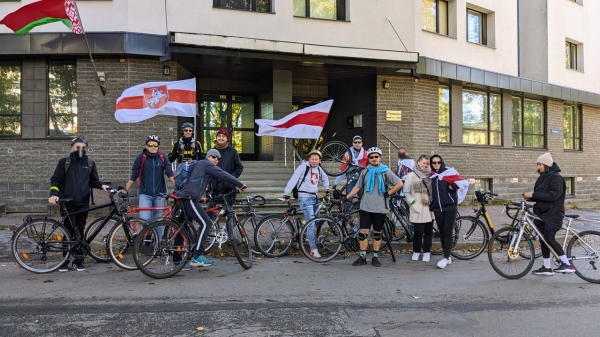 Беларусы па ўсім свете ўдарна правялі Дзень спартыўнай салідарнасці: падтрымалі Хамутоўскага, збіралі грошы палітвязням, Сныціна гуляла ў футбол