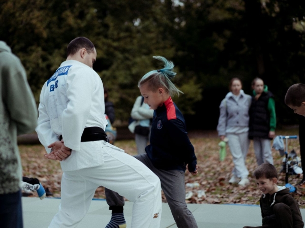 Беларусы па ўсім свете ўдарна правялі Дзень спартыўнай салідарнасці: падтрымалі Хамутоўскага, збіралі грошы палітвязням, Сныціна гуляла ў футбол