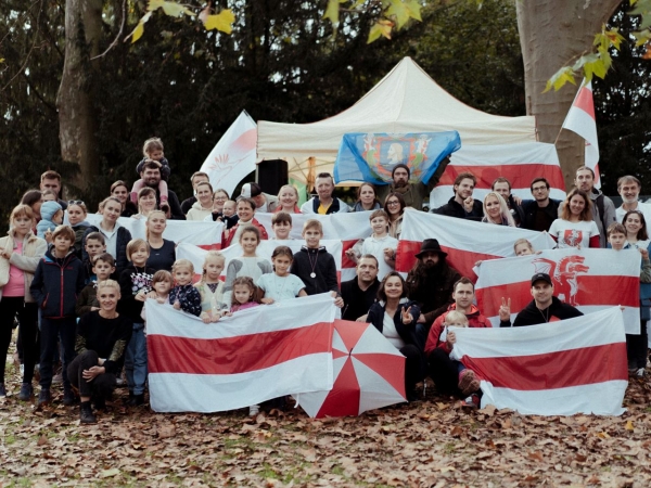 Беларусы па ўсім свете ўдарна правялі Дзень спартыўнай салідарнасці: падтрымалі Хамутоўскага, збіралі грошы палітвязням, Сныціна гуляла ў футбол