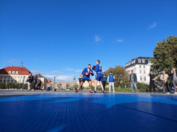 Беларусы па ўсім свете ўдарна правялі Дзень спартыўнай салідарнасці: падтрымалі Хамутоўскага, збіралі грошы палітвязням, Сныціна гуляла ў футбол