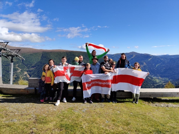 Беларусы па ўсім свете ўдарна правялі Дзень спартыўнай салідарнасці: падтрымалі Хамутоўскага, збіралі грошы палітвязням, Сныціна гуляла ў футбол