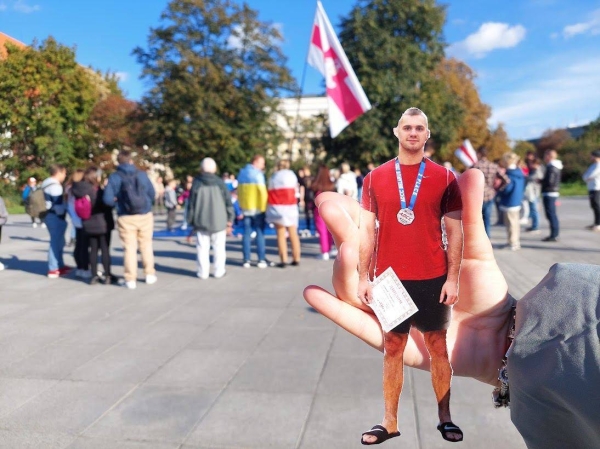 Беларусы па ўсім свете ўдарна правялі Дзень спартыўнай салідарнасці: падтрымалі Хамутоўскага, збіралі грошы палітвязням, Сныціна гуляла ў футбол